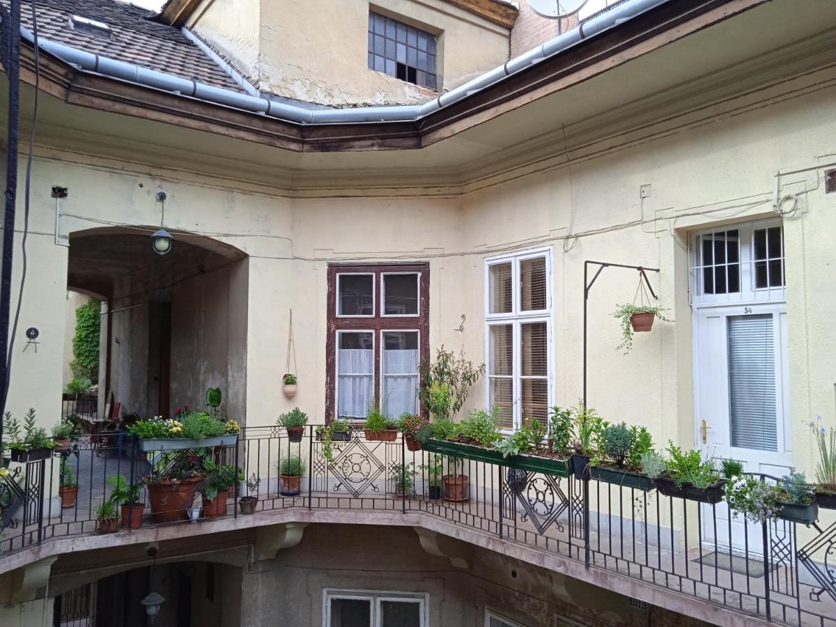 Classical Budapest Apartment In The Old Pest Exterior foto